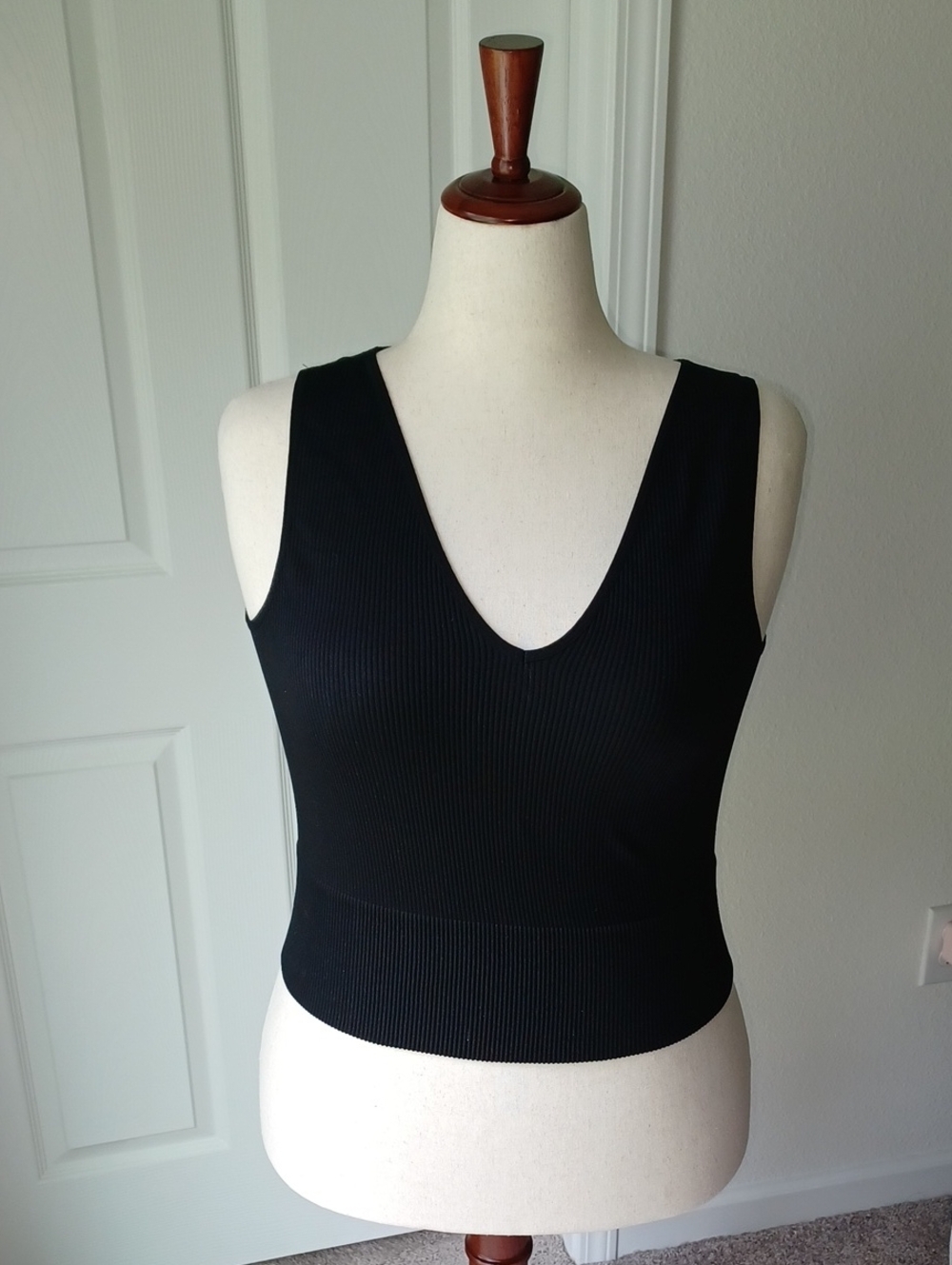 J.O &CO Ribbed V-Neck Crop Tank Top  Black Large-XL
